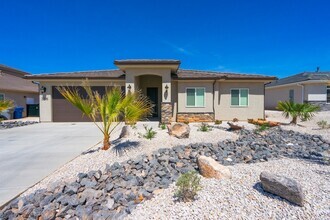 Building Photo - 3295 E Holly Cir
