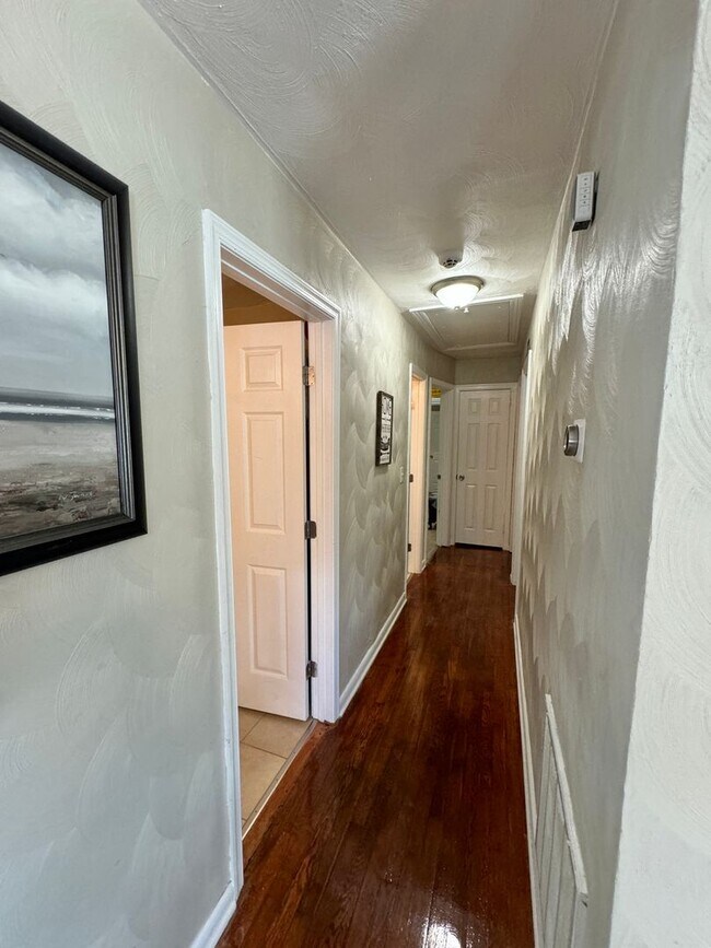 Building Photo - BEAUTIFUL HOME CLOSE TO AIRPORT AND MILITARY BASE.