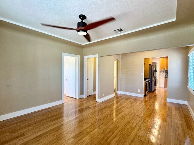 Building Photo - Charming Upgraded 2 Bedroom Cottage w/Cent...
