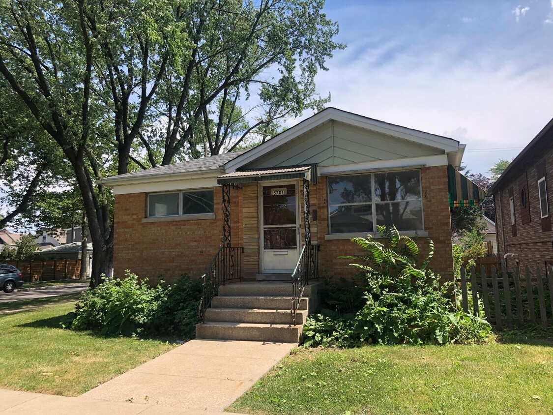 Foto principal - Raised Ranch 3BR 2 CGAR Home Portage Park