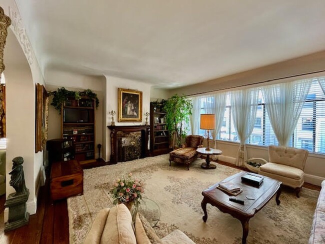 Foto del edificio - FULLY FURNISHED: Discover Timeless Charm: ...