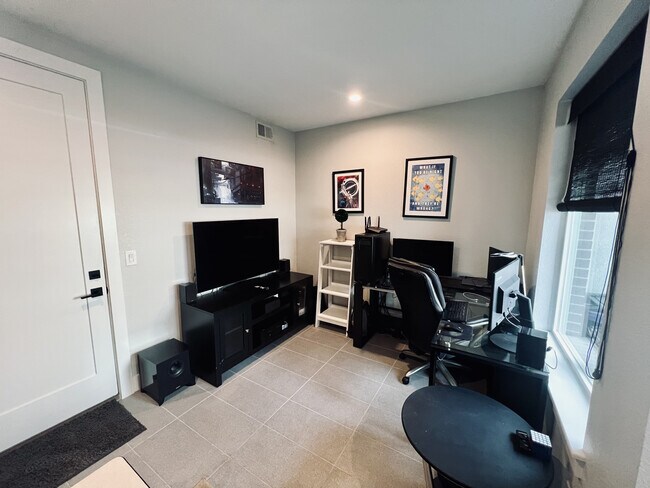 Foto del edificio - 1581 Grove St