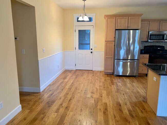 Foto del edificio - Spacious 3 bedroom Costal Home with Vaulted Ceilings & Soaking Tub