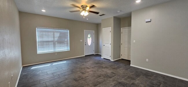 Building Photo - Beautiful 3 bedroom, 2 bath pet-friendly h...