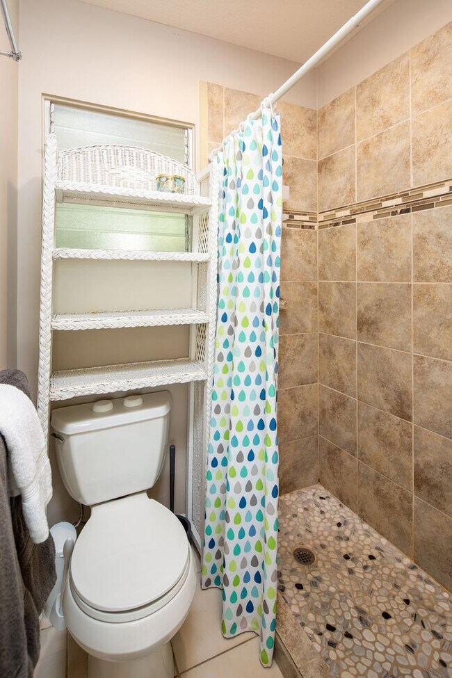 Fully furnished beach-side studio includes... - Fully furnished beach-side studio includes... House