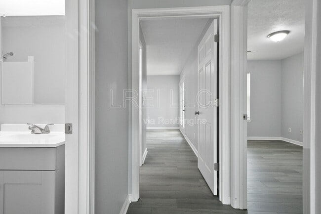 Foto del edificio - 300 Keeneland Dr