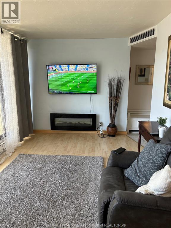 Photo du bâtiment - 111 Riverside Dr E