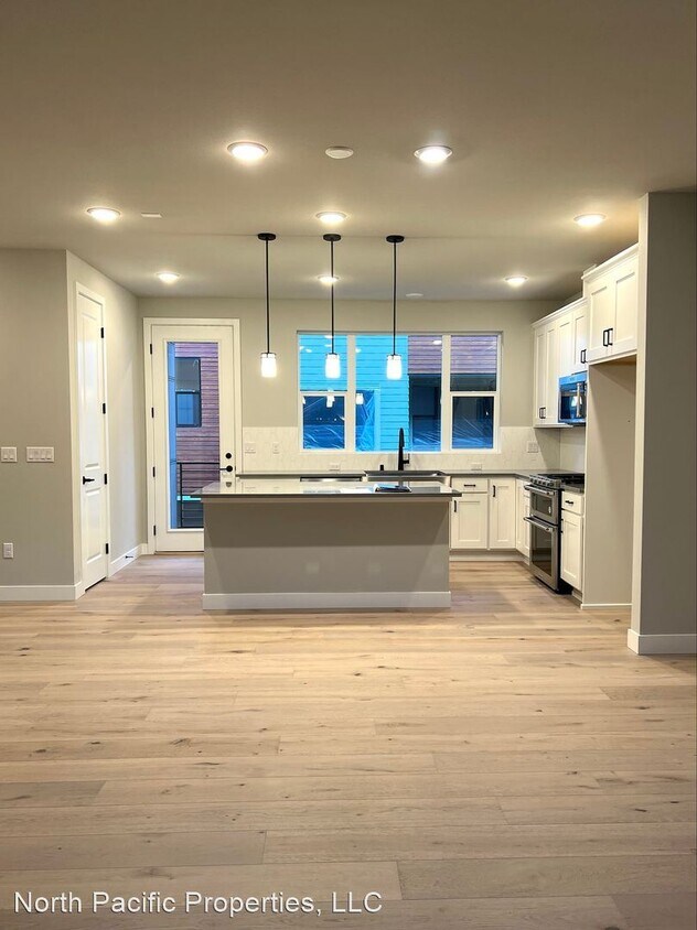 Foto principal - 3 br, 2.5 bath House - 1231 131st Ct NE