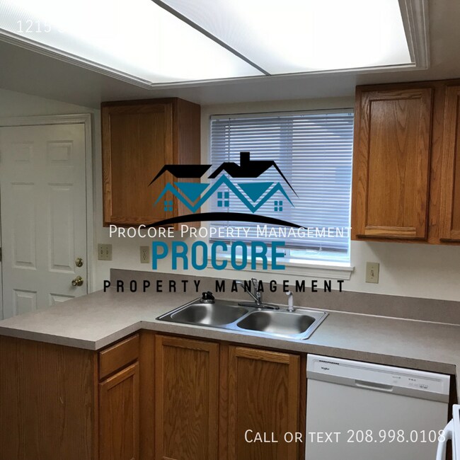 Building Photo - $1,095.00 plus $30.00 for water sewer and ...