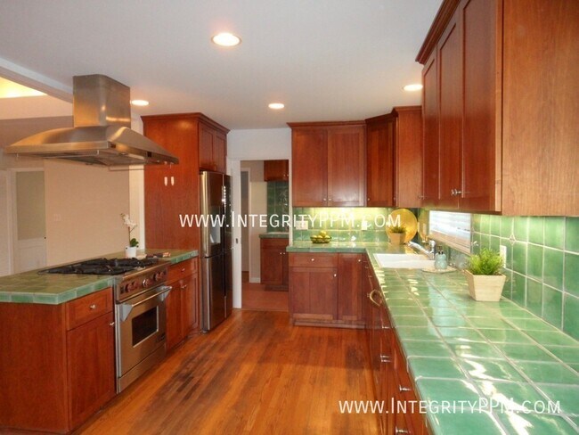 Foto del edificio - Entertainer's Dream Home with Canyon Views