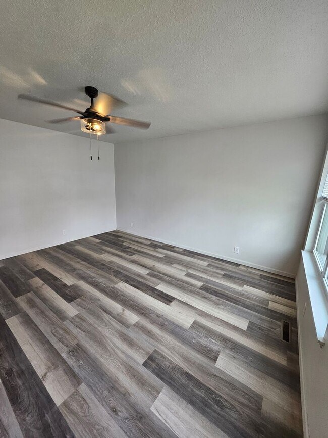 Foto del edificio - 3 bed, 1.5 bath in a great location! Fenced in yard!