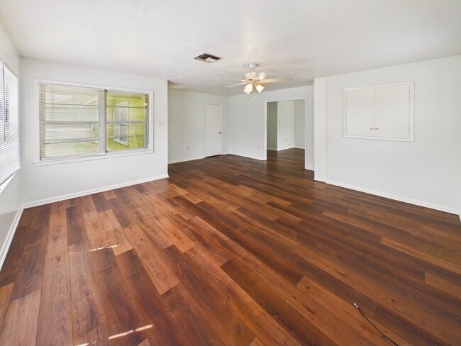 Foto del edificio - 11064 N Dowling Rd