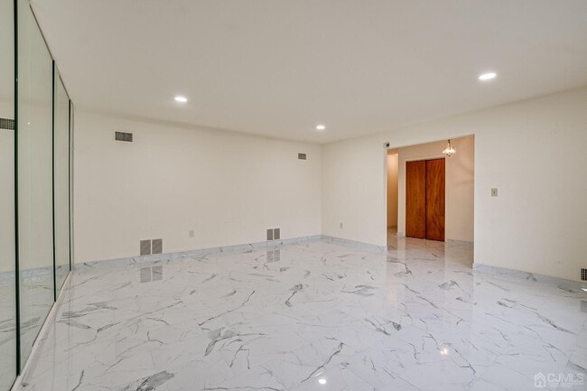 Building Photo - 5 Hemlock Dr