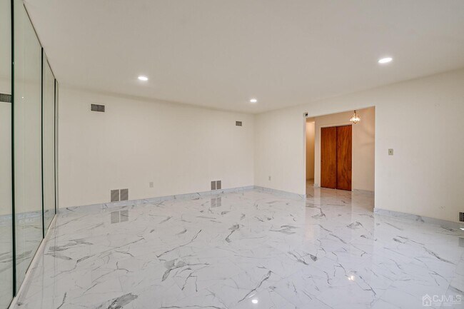 Foto del edificio - 5 Hemlock Dr