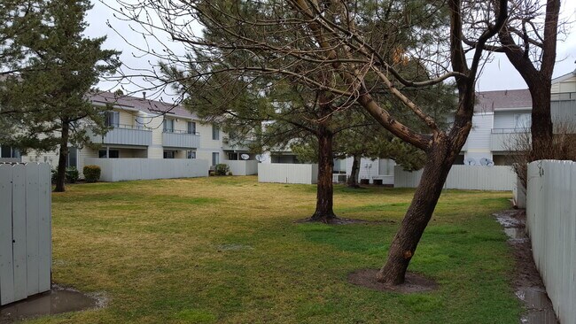 Building Photo - VERY NICE 2 BED/1 BATH 2ND FLOOR CONDO - N...