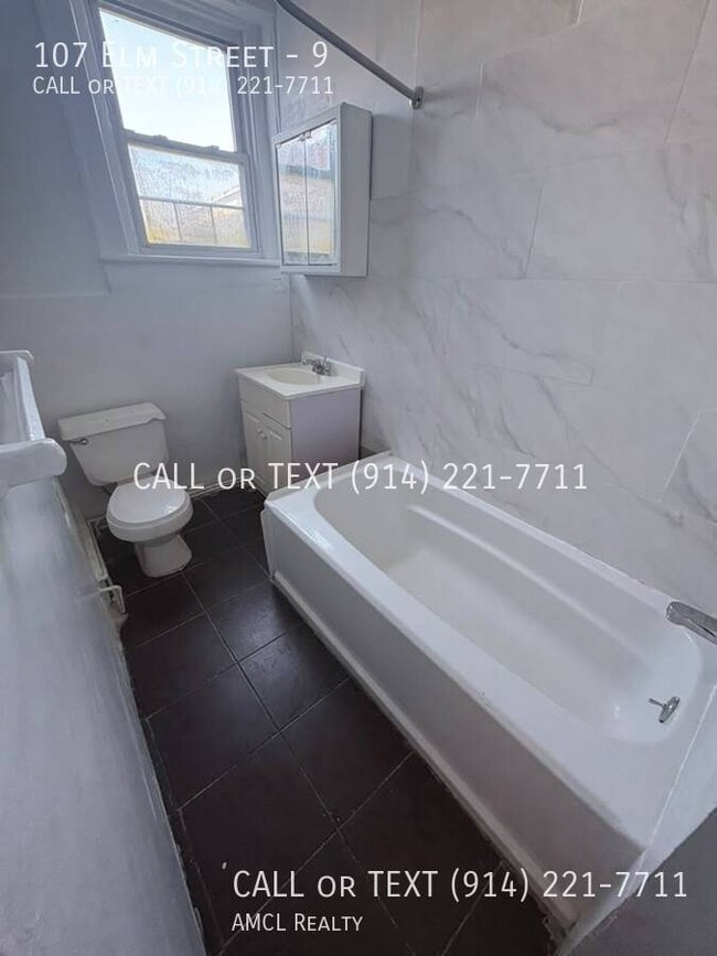 Building Photo - 107 Elm St