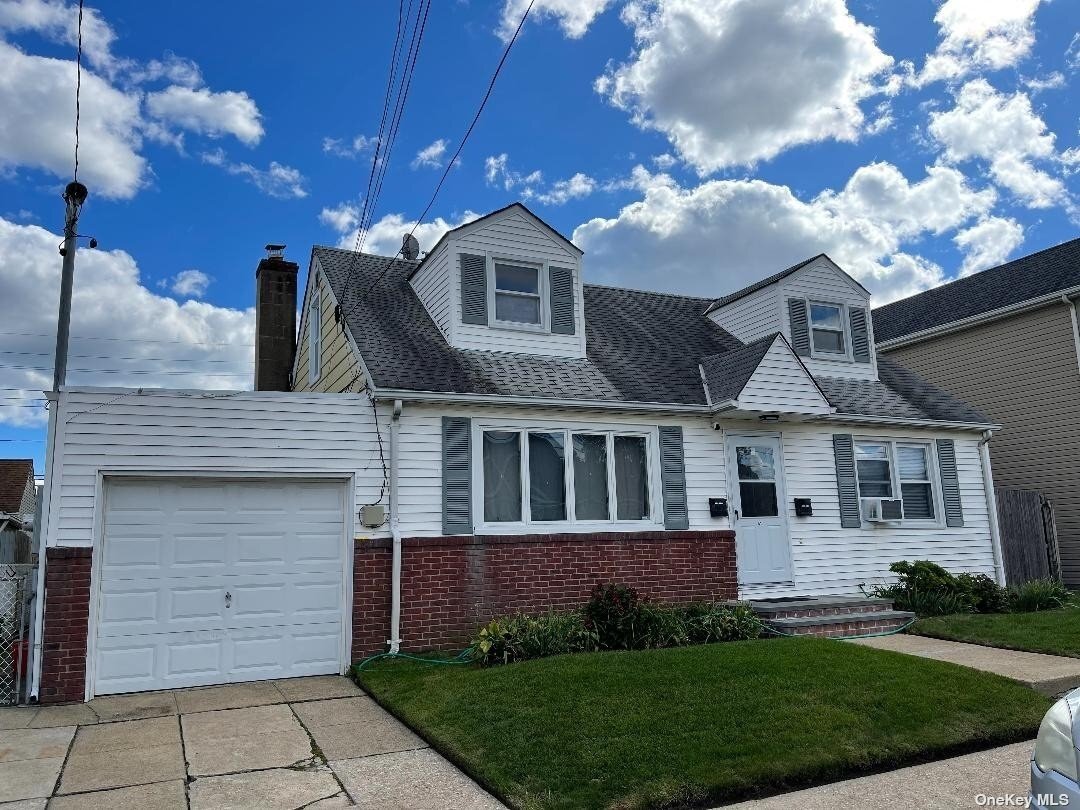 41 Norfolk Rd Unit upper, Island Park, NY 11558 Room for Rent in