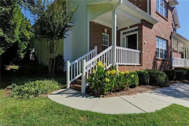 Building Photo - Beautiful 3 bedroom, 2 1/2 bathroom townho...