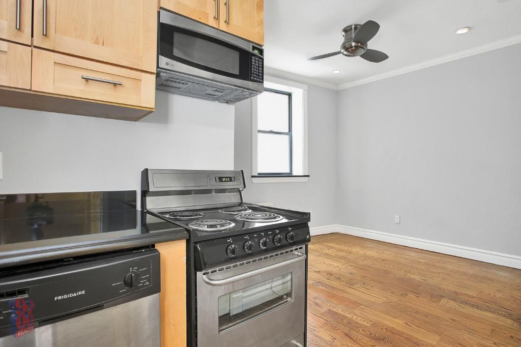 Primary Photo - 330 E 35th St