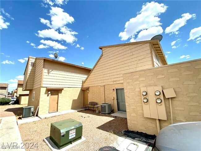Foto del edificio - 5246 Golden Ln