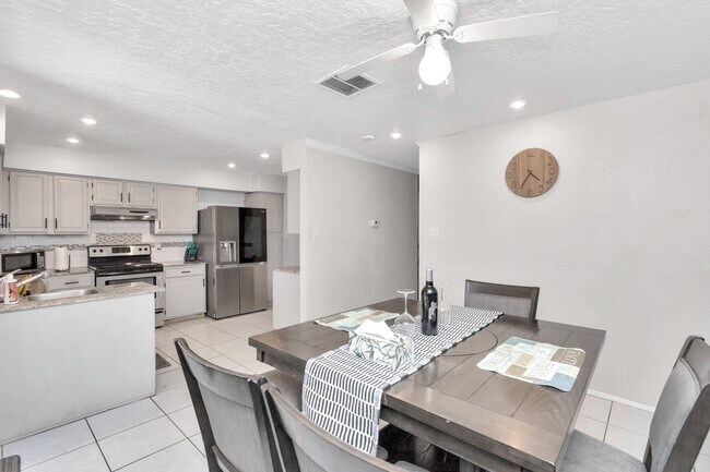 Foto del edificio - 5837 W Sunforest Dr