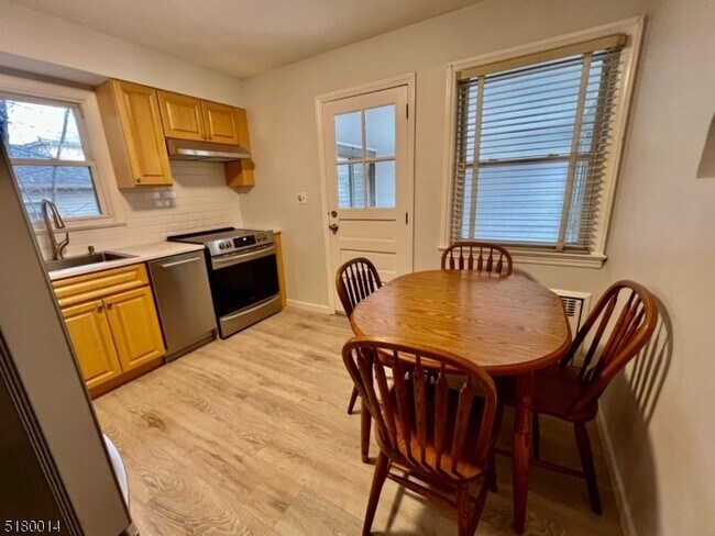 Building Photo - Charming Cape Cod Rental!
