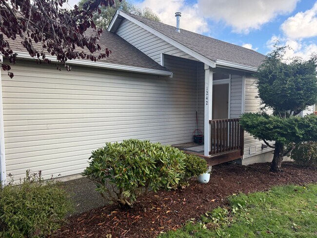 Building Photo - Burlington Two Bedroom House