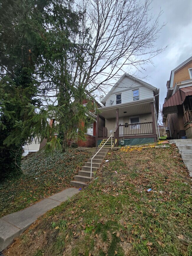 Building Photo - 111 Redlyn St