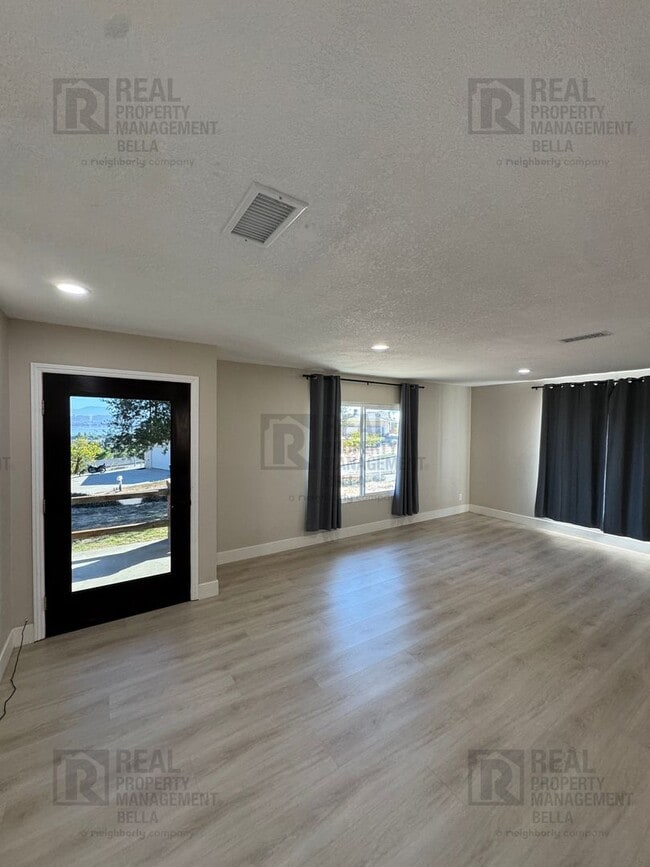 Foto del edificio - Remodeled Single-Story Corner Lot Home wit...