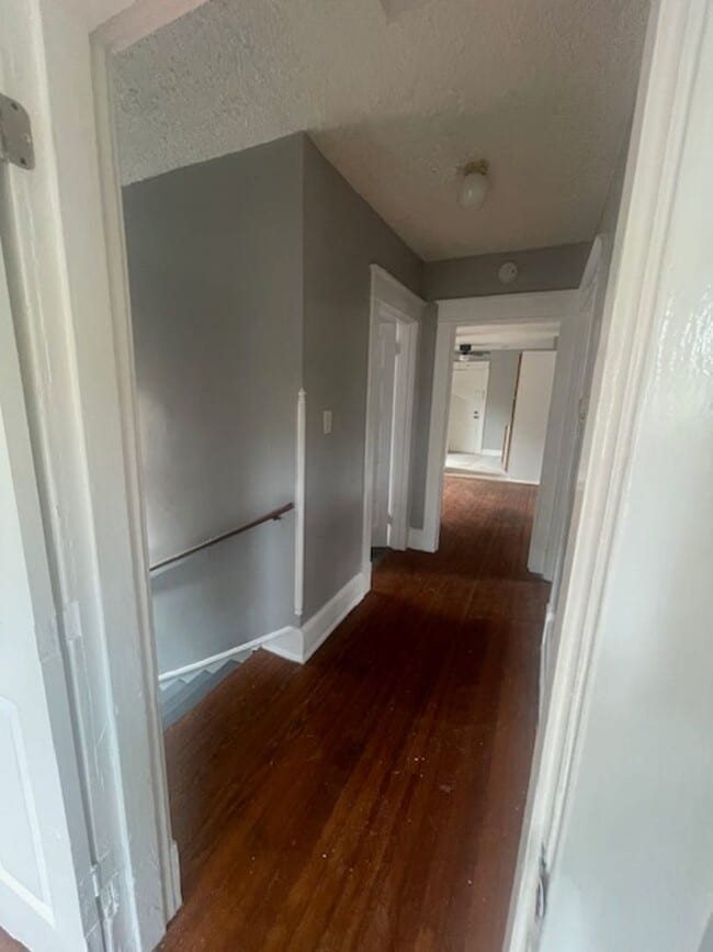 Building Photo - 3 Bedroom Close to Downtown!