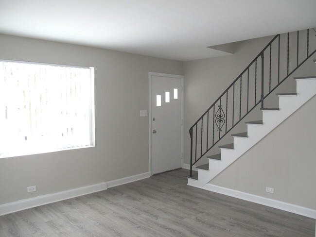 Building Photo - 219 S Stewart Ave