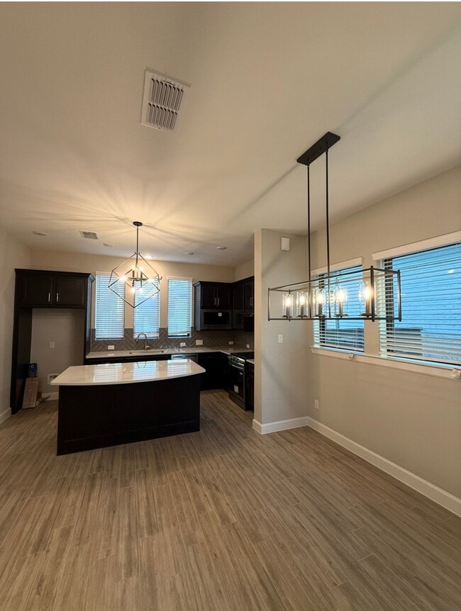 Foto del edificio - 3223 Full Bellied Ln