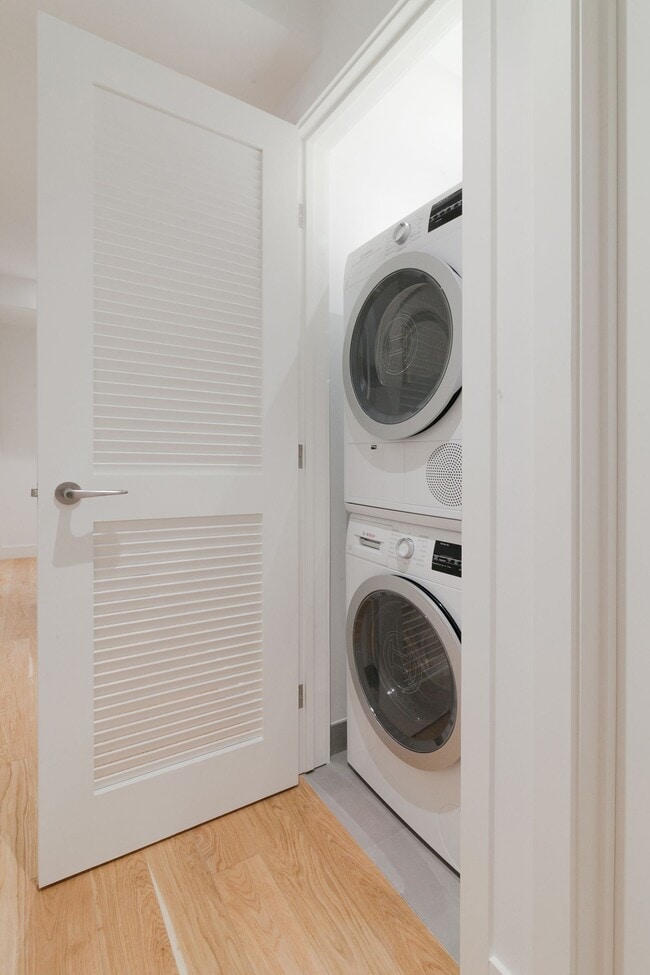 Building Photo - 5530 Chem. de la Côte St Luc