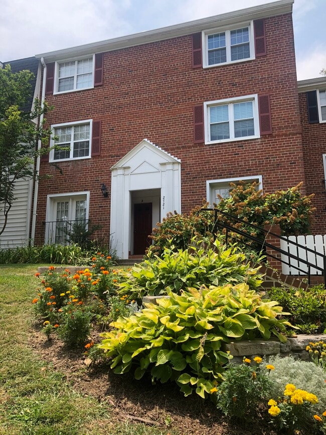 Building Photo - 2721 S Walter Reed Dr