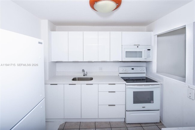 Foto del edificio - 16950 W Dixie Hwy