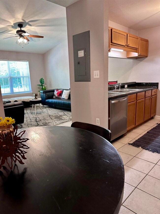 Foto del edificio - 2740 W Tharpe St
