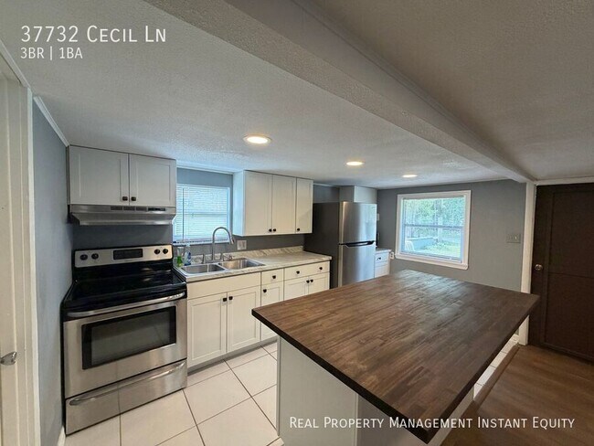 Foto del edificio - 37732 Cecil Ln