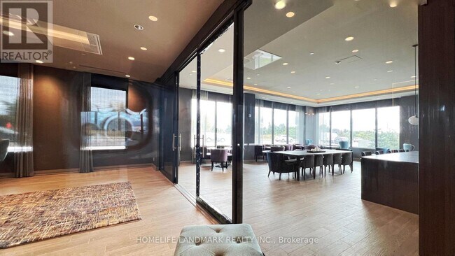 Building Photo - 95 Dundas St W