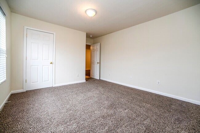 Building Photo - 150 Ruby Dr