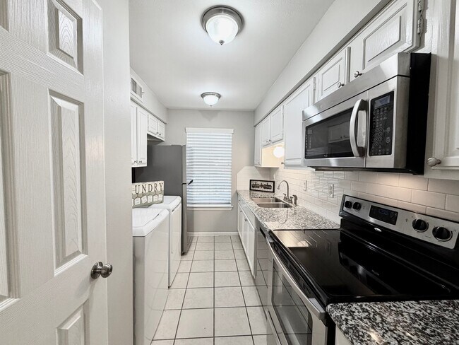 Building Photo - 7913 Ellinger Ln