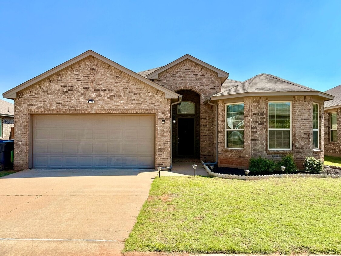 Beautiful 4 Bed 2 Bath in Mustang Schools - Beautiful 4 Bed 2 Bath in Mustang Schools