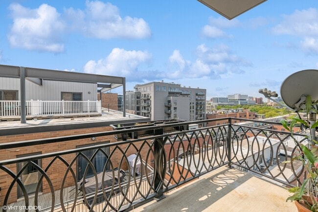 Foto del edificio - 1201 W Adams St