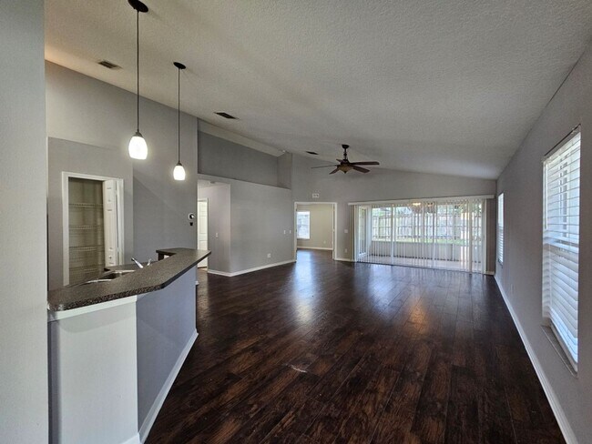 Foto del edificio - Beautiful 3/2 Corner Lot