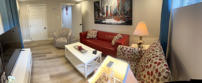 Photo du bâtiment - 11725 80 St NW