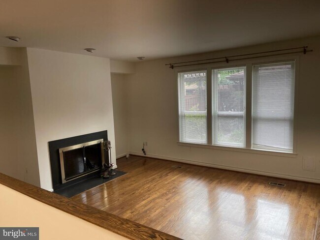 Building Photo - 5237 Strathmore Ave