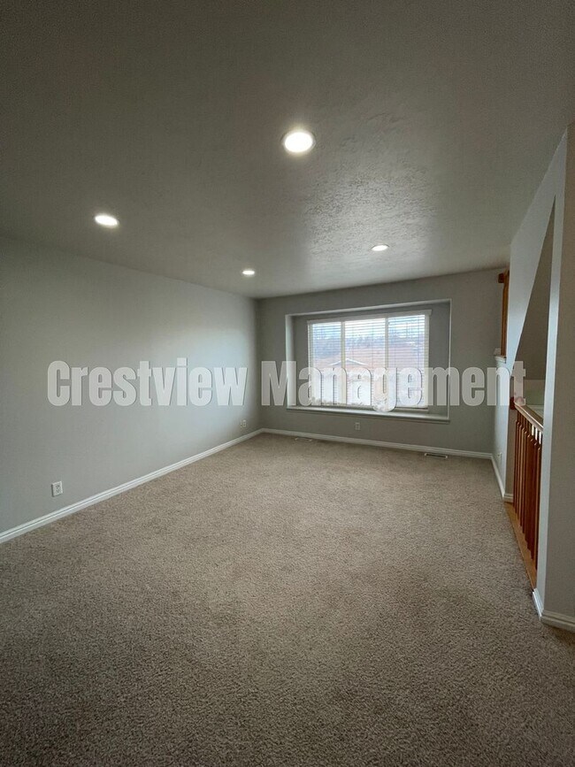 Foto del edificio - Charming 3-Bedroom Townhome with Garage in Sandy - Get $300 off First Month's Rent!