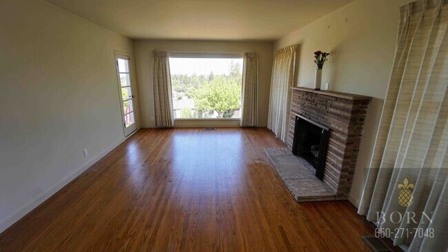 Building Photo - 334 Oakview Dr
