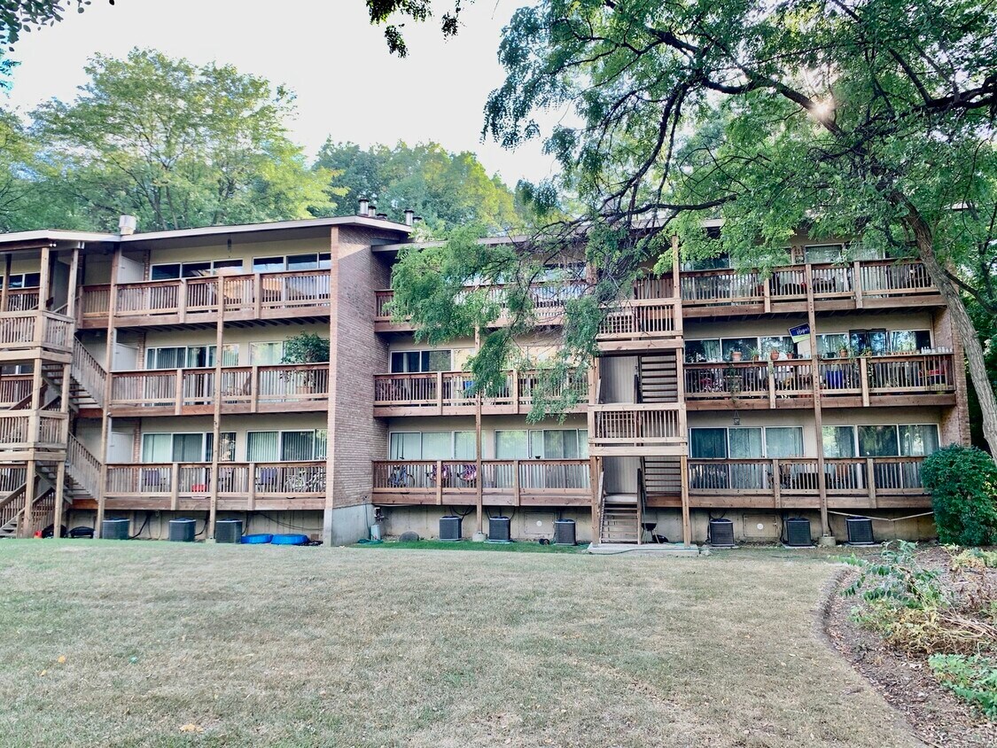 Foto principal - 5880 Forest View Rd