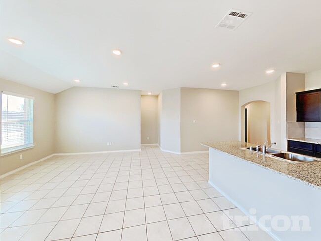 Building Photo - 916 Roland Dr