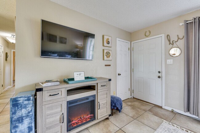 Building Photo - 310 Coral Dr SW